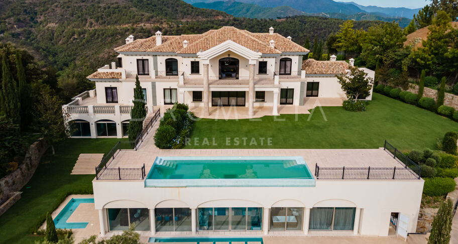 Majestic mansion house with stunning views of the sea and the mountains in La Zagaleta, Benahavís