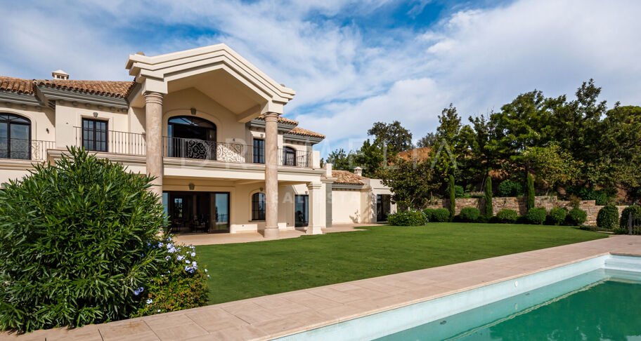 Majestic mansion house with stunning views of the sea and the mountains in La Zagaleta, Benahavís