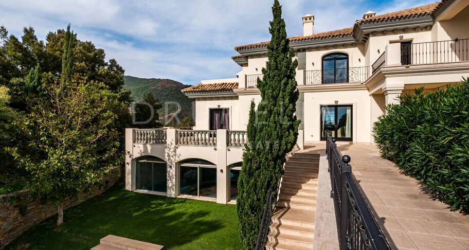 Majestic mansion house with stunning views of the sea and the mountains in La Zagaleta, Benahavís