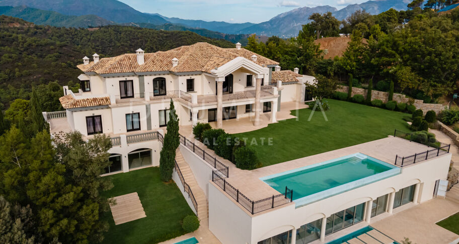 Majestic mansion house with stunning views of the sea and the mountains in La Zagaleta, Benahavís