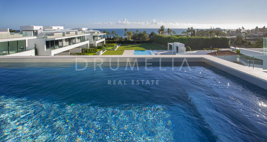 Propriété semi-détachée de luxe et de grande qualité, dans le Golden Mile de Marbella.