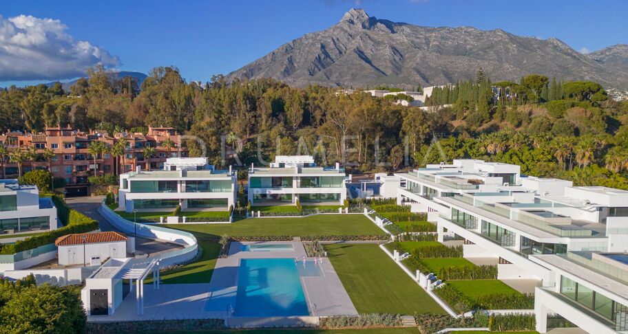 Propriété semi-détachée de luxe et de grande qualité, dans le Golden Mile de Marbella.