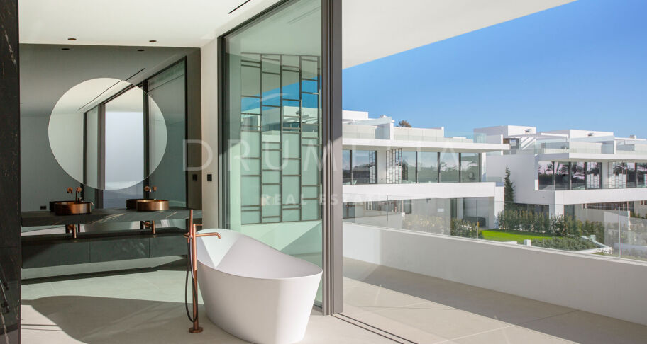 Propriété semi-détachée de luxe et de grande qualité, dans le Golden Mile de Marbella.