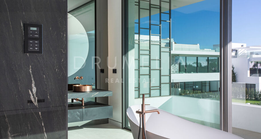 Propriété semi-détachée de luxe et de grande qualité, dans le Golden Mile de Marbella.