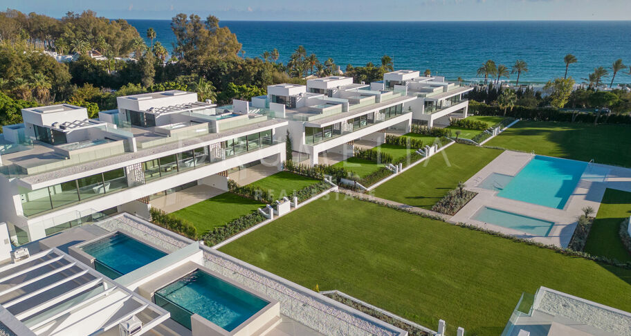 Propriété semi-détachée de luxe et de grande qualité, dans le Golden Mile de Marbella.