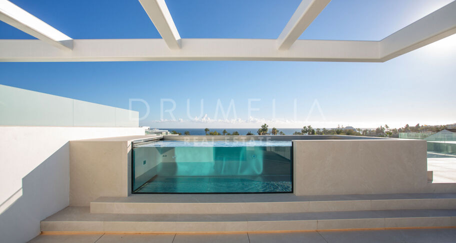 Propriété semi-détachée de luxe et de grande qualité, dans le Golden Mile de Marbella.