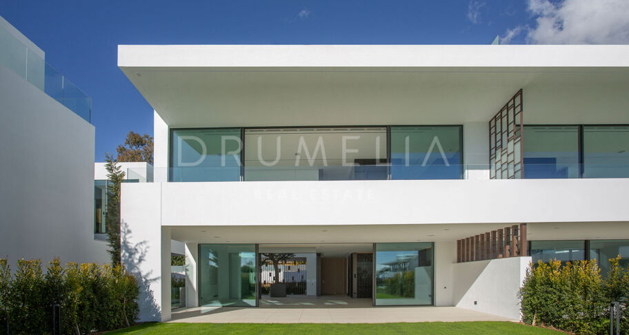 Propriété semi-détachée de luxe et de grande qualité, dans le Golden Mile de Marbella.