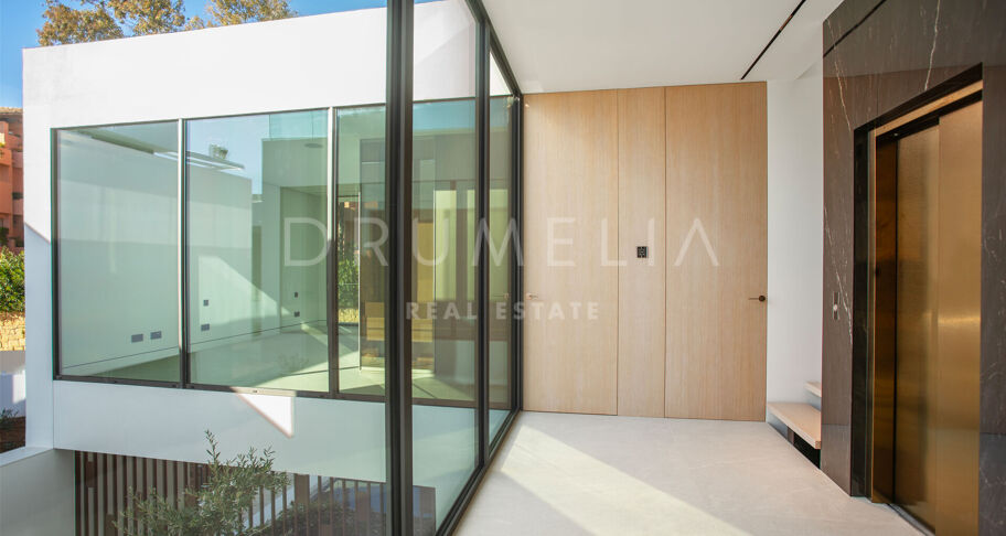 Propriété semi-détachée de luxe et de grande qualité, dans le Golden Mile de Marbella.