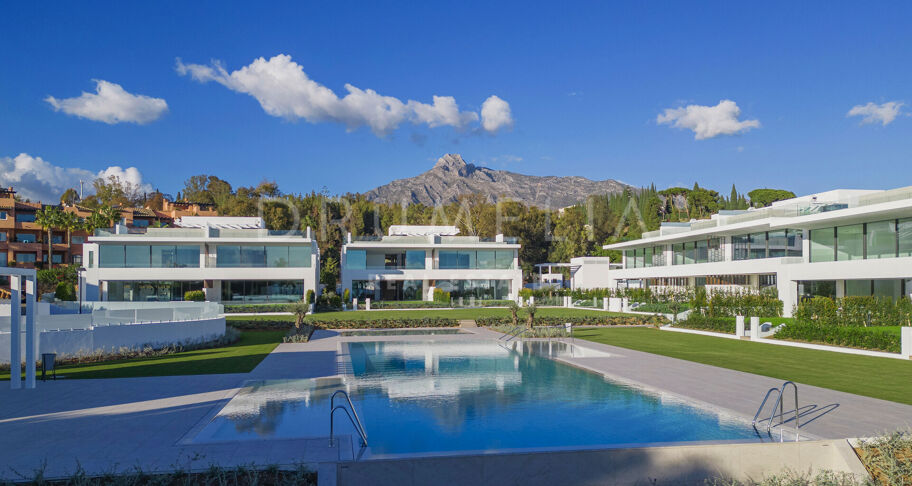 Propriété semi-détachée de luxe et de grande qualité, dans le Golden Mile de Marbella.