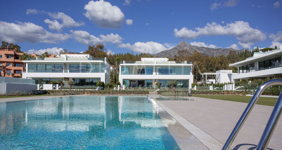Propriété semi-détachée de luxe et de grande qualité, dans le Golden Mile de Marbella.