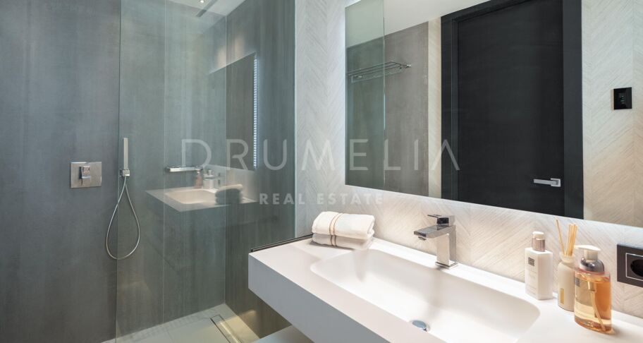 Hervorragende moderne Luxuswohnung mit Blick auf das Mittelmeer, Puerto Banus, Marbella