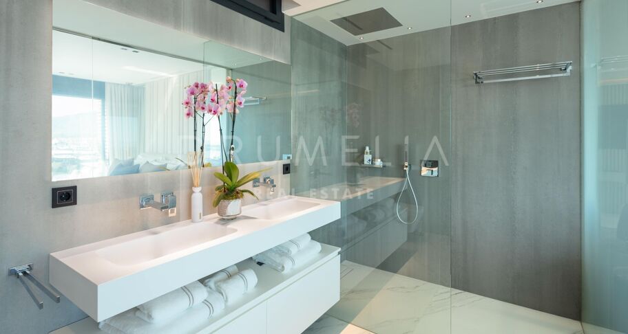 Hervorragende moderne Luxuswohnung mit Blick auf das Mittelmeer, Puerto Banus, Marbella