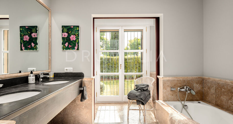 Villa Pace - Stunning Mediterranean-Style Luxury House in Los Flamingos, Benahavis
