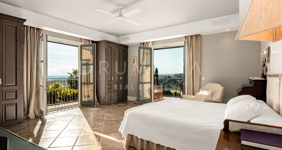Villa Pace - Stunning Mediterranean-Style Luxury House in Los Flamingos, Benahavis
