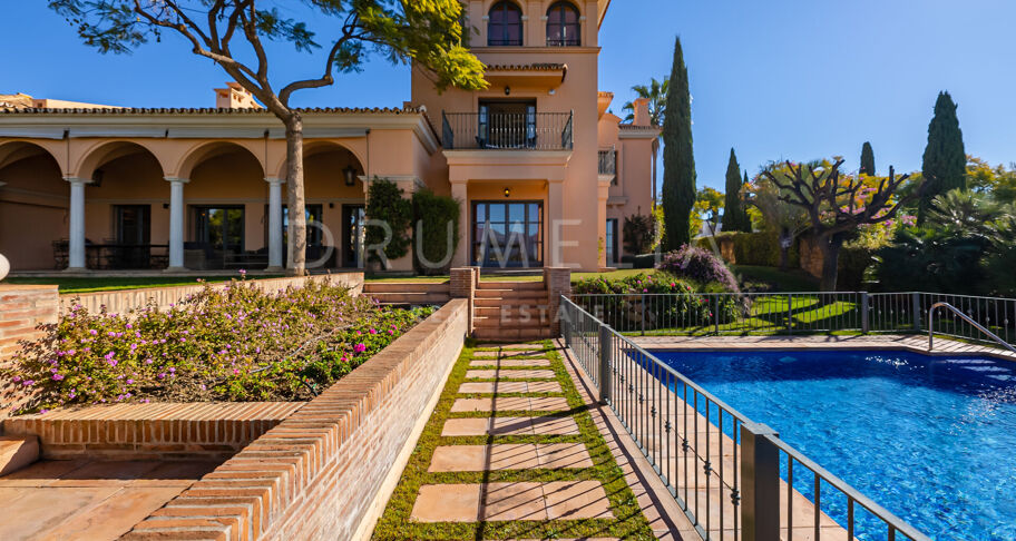 Villa Pace - Stunning Mediterranean-Style Luxury House in Los Flamingos, Benahavis