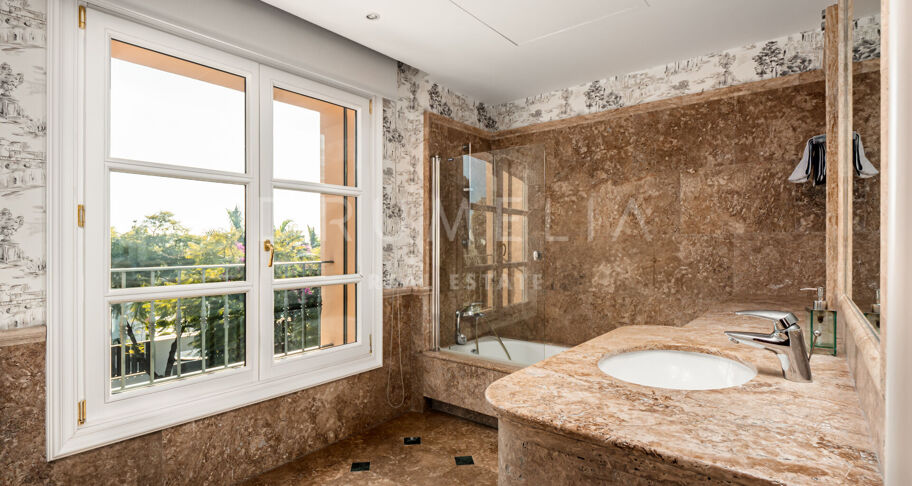 Villa Pace - Stunning Mediterranean-Style Luxury House in Los Flamingos, Benahavis
