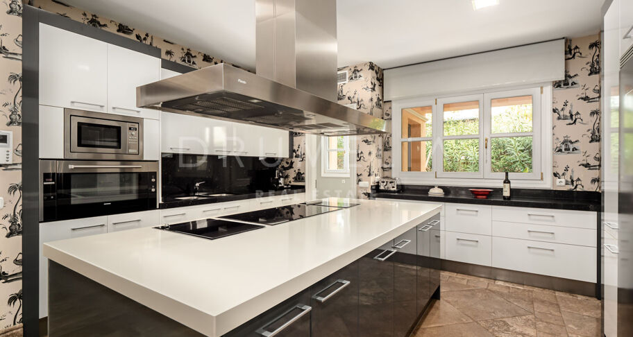 Villa Pace - Stunning Mediterranean-Style Luxury House in Los Flamingos, Benahavis