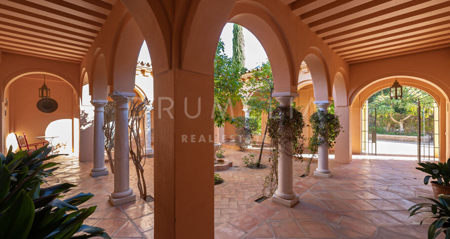 Villa Pace - Stunning Mediterranean-Style Luxury House in Los Flamingos, Benahavis