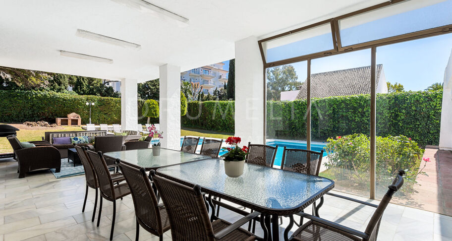 Luxuriöse Villa am Strand mit modernem Interieur, Villa Marina, Puerto Banus