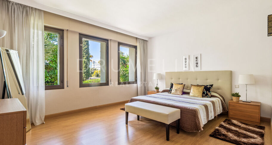 Elegante Luxusvilla am Strand in der Nähe des fabelhaften Puerto Banus, Marbella