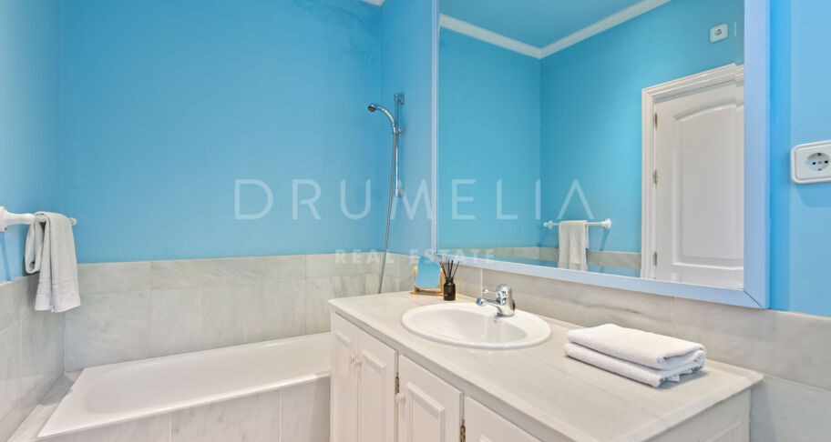 Fabuleuse villa de luxe de style andalou en bord de mer à Guadalmina Baja, Marbella