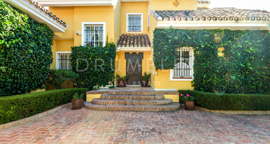 Fabuleuse villa de luxe de style andalou en bord de mer à Guadalmina Baja, Marbella
