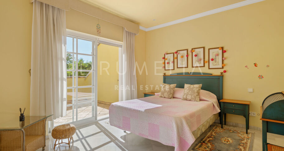 Fabuleuse villa de luxe de style andalou en bord de mer à Guadalmina Baja, Marbella