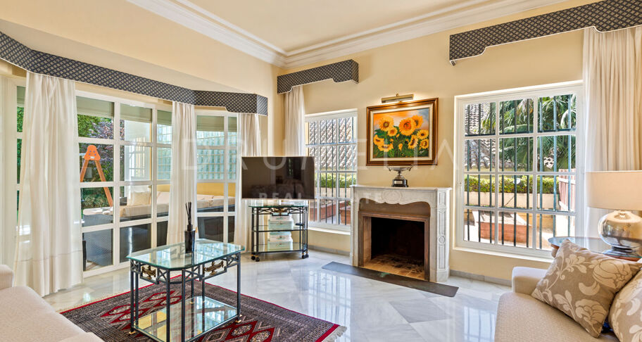 Fabuleuse villa de luxe de style andalou en bord de mer à Guadalmina Baja, Marbella