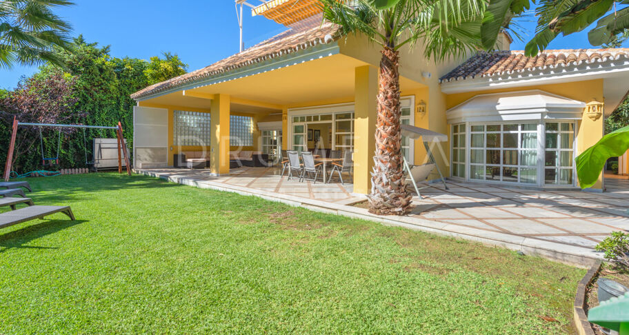 Fabuleuse villa de luxe de style andalou en bord de mer à Guadalmina Baja, Marbella
