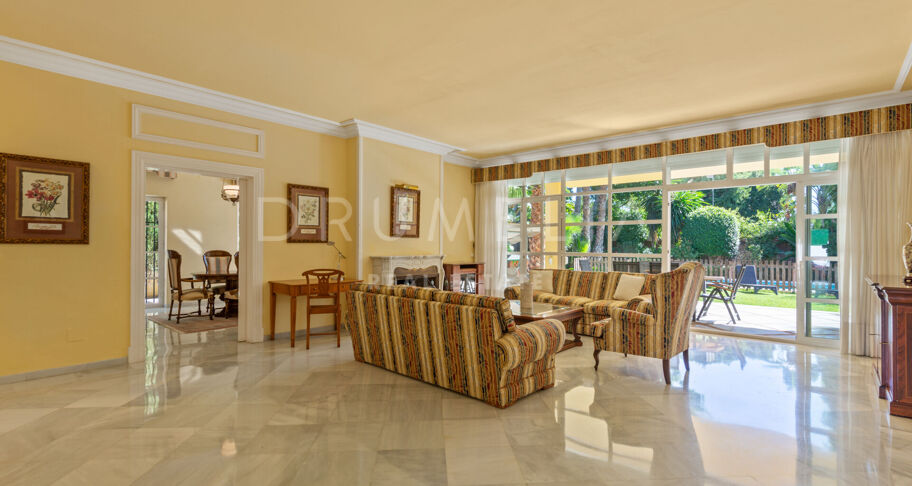Fabuleuse villa de luxe de style andalou en bord de mer à Guadalmina Baja, Marbella
