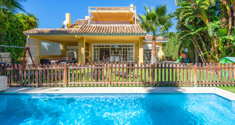 Fabuleuse villa de luxe de style andalou en bord de mer à Guadalmina Baja, Marbella