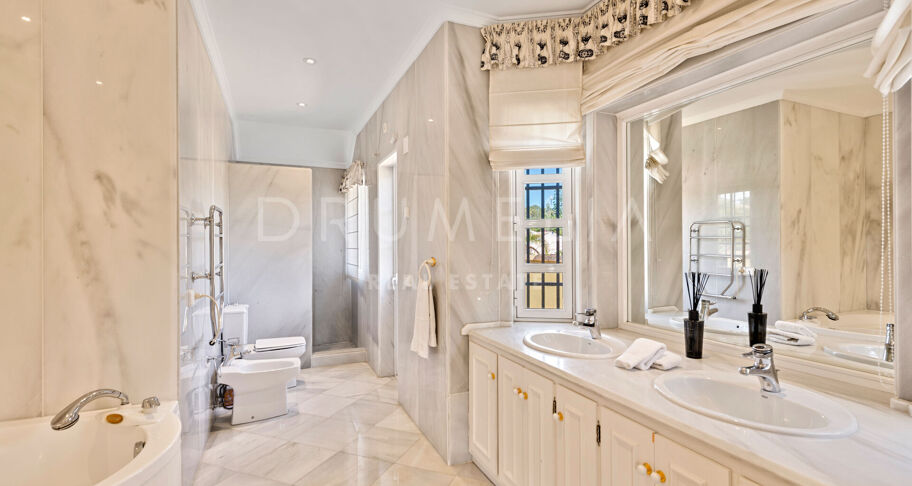 Fabuleuse villa de luxe de style andalou en bord de mer à Guadalmina Baja, Marbella