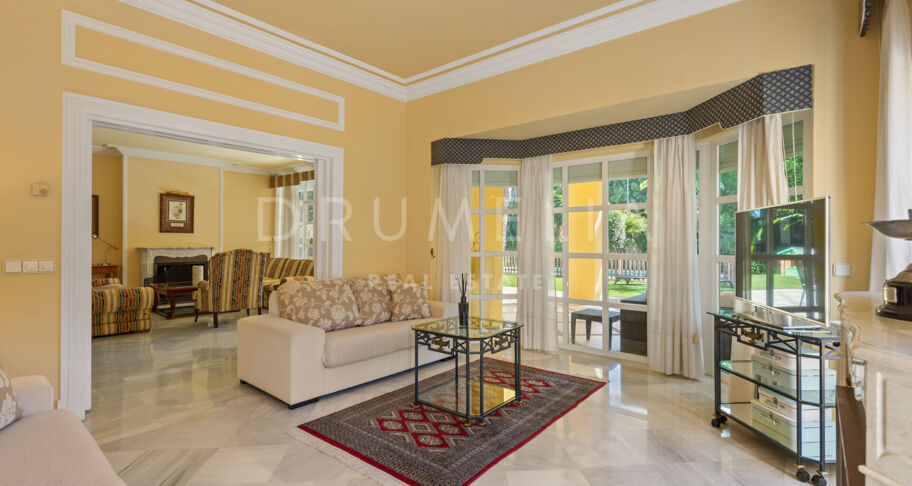 Fabuleuse villa de luxe de style andalou en bord de mer à Guadalmina Baja, Marbella
