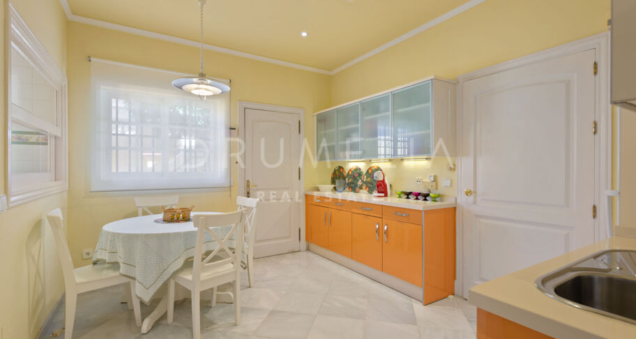 Fabuleuse villa de luxe de style andalou en bord de mer à Guadalmina Baja, Marbella