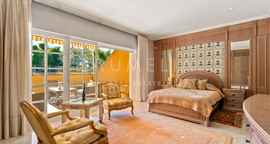 Fabuleuse villa de luxe de style andalou en bord de mer à Guadalmina Baja, Marbella