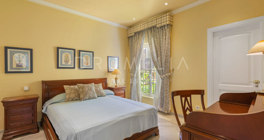 Fabuleuse villa de luxe de style andalou en bord de mer à Guadalmina Baja, Marbella