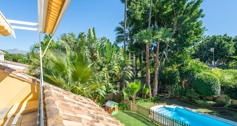 Fabuleuse villa de luxe de style andalou en bord de mer à Guadalmina Baja, Marbella