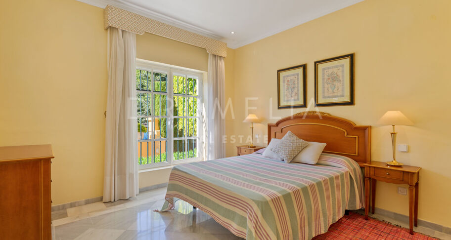 Fabuleuse villa de luxe de style andalou en bord de mer à Guadalmina Baja, Marbella