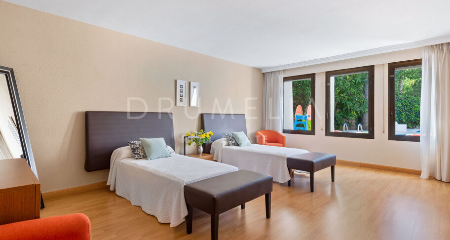 Villa de luxe méditerranéenne en bord de mer dans le splendide Puerto Banus, Marbella
