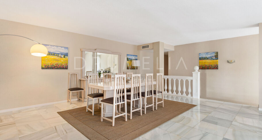 Villa de luxe méditerranéenne en bord de mer dans le splendide Puerto Banus, Marbella