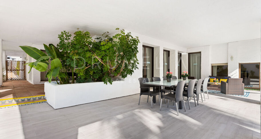 Villa de luxe méditerranéenne en bord de mer dans le splendide Puerto Banus, Marbella
