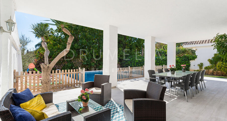 Villa de luxe méditerranéenne en bord de mer dans le splendide Puerto Banus, Marbella