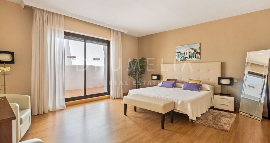 Villa de luxe méditerranéenne en bord de mer dans le splendide Puerto Banus, Marbella