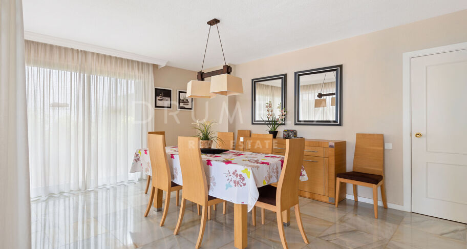 Villa de luxe méditerranéenne en bord de mer dans le splendide Puerto Banus, Marbella