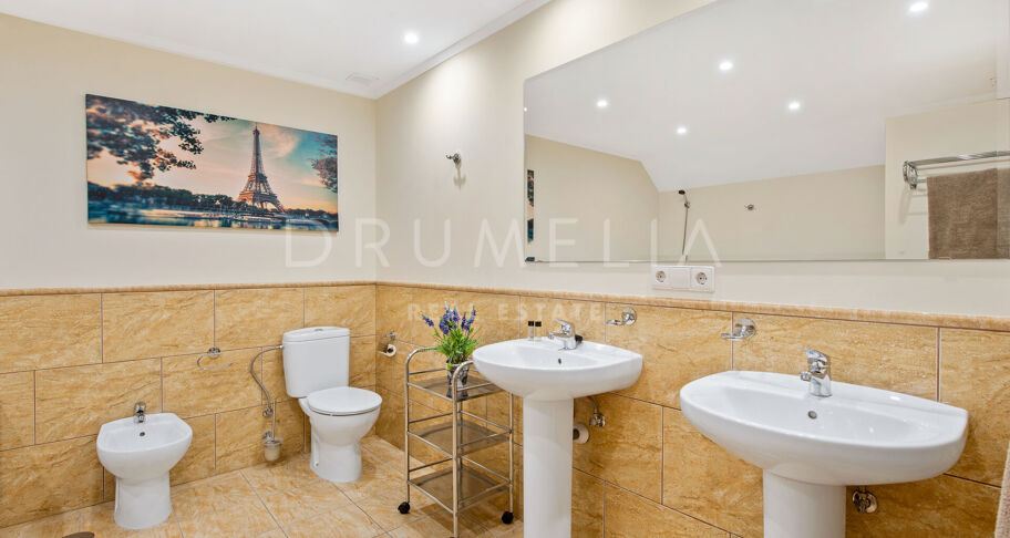 Villa de luxe méditerranéenne en bord de mer dans le splendide Puerto Banus, Marbella