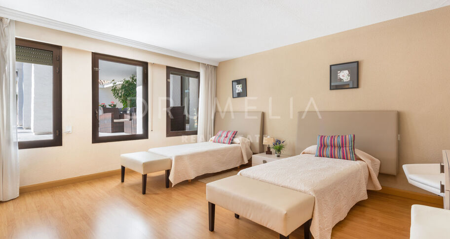 Villa de luxe méditerranéenne en bord de mer dans le splendide Puerto Banus, Marbella