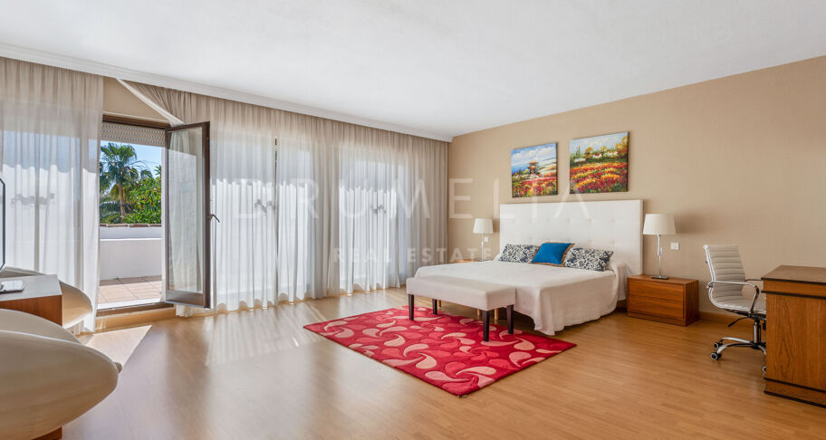 Villa de luxe méditerranéenne en bord de mer dans le splendide Puerto Banus, Marbella