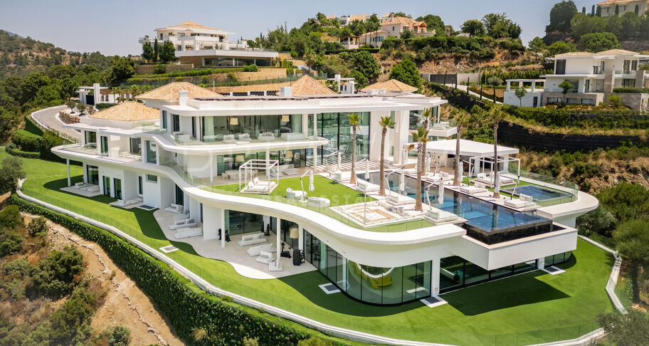 Villa Enso - Gloednieuw buitengewoon modern herenhuis Villa Enso in La Zagaleta, Benahavis.