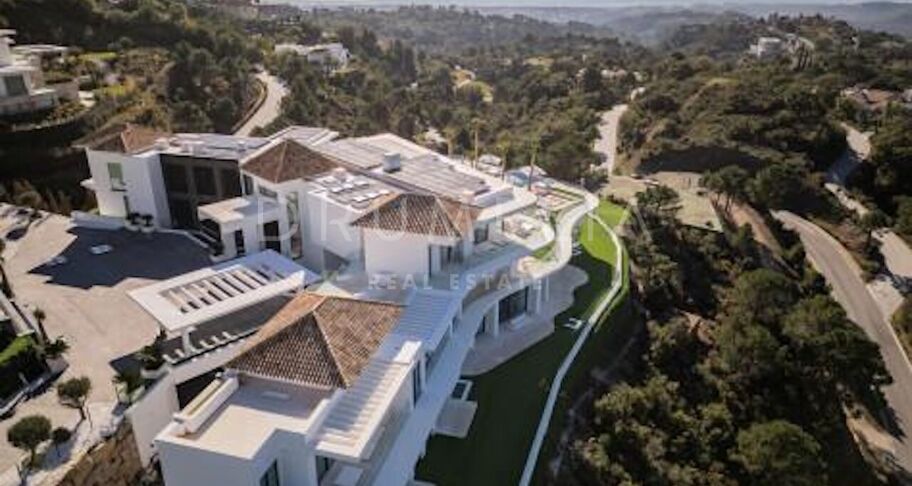 Villa Enso - Gloednieuw buitengewoon modern herenhuis Villa Enso in La Zagaleta, Benahavis.