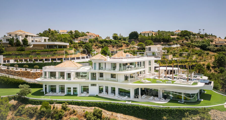Villa Enso - Gloednieuw buitengewoon modern herenhuis Villa Enso in La Zagaleta, Benahavis.
